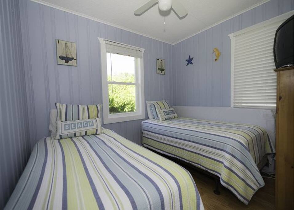 Second bedroom with 2 single beds
