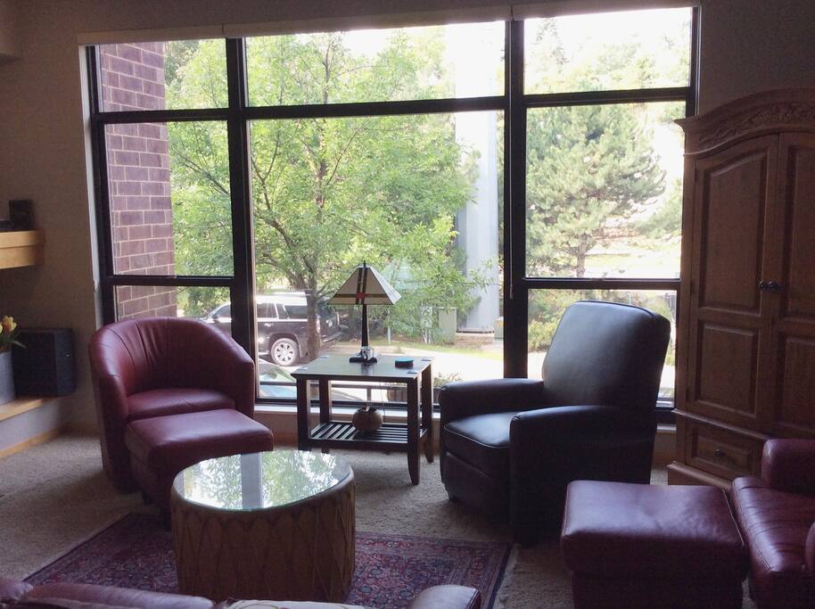 Modern living room that seats 6 or more.