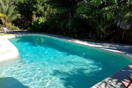 Close to downtown Sarasota home with pool
