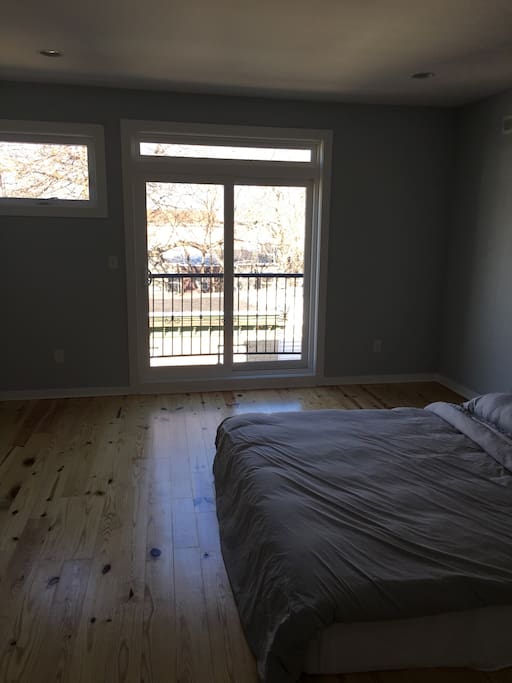 Master bedroom. King size bed w balcony.