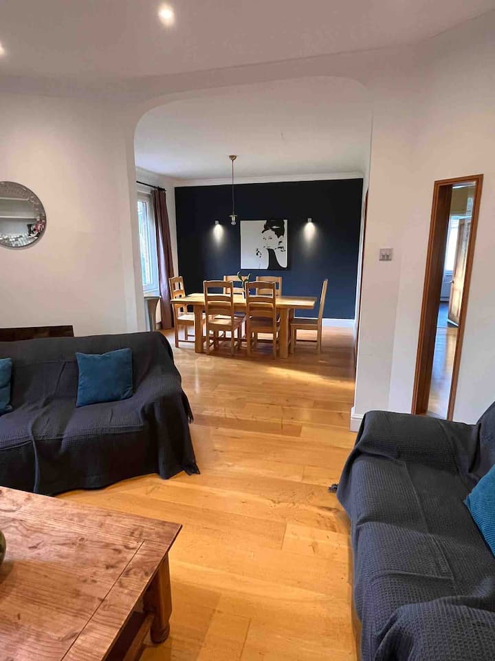 Lovely 4 Bedroom Serviced Apartment With Parking - Berkshire