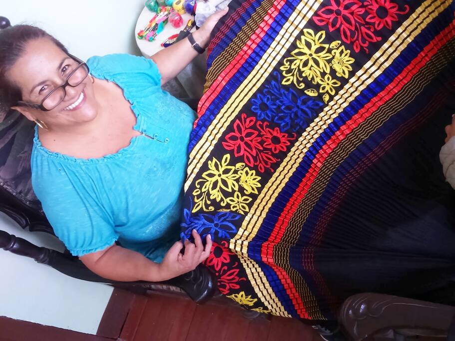 Lilia Vásquez, patrimonio cultural inmaterial de Santander, te mostrará cómo se hacen los trajes y te contará la historia de las tradiciones veleñas