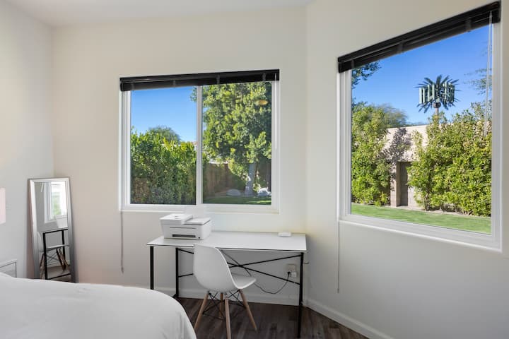 Želim raditi daleko od kuće. Imamo više stolova, Epson mrežni pisač, papir i najnoviji Eero mrežni Wi-Fi sustav koji jamči da u objektu nema internetskih stranica.