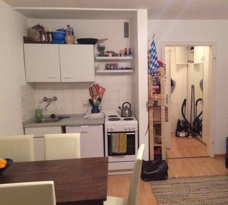 Küche, Wohnzimmer, Eingangsbereich / Kitchen, living room, entrance
