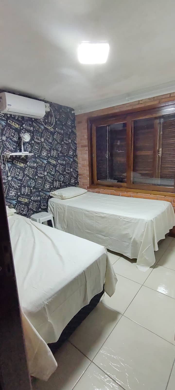 Quartal mit zwei großen Boxbetten und Klimaanlage.