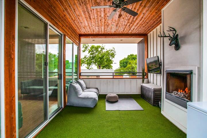 Modern Oasis. 2 homes connected gallery image 3