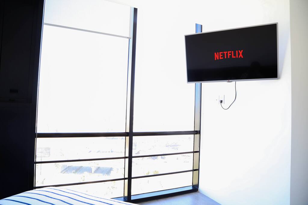 Televisión con Netflix en el cuarto.
T.V with Netflix in the same room.