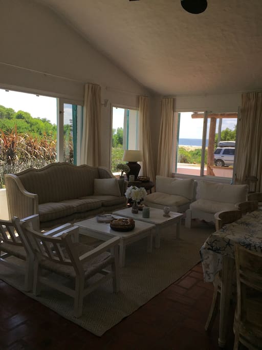 Vista al mar desde el living y dormitorio principal
