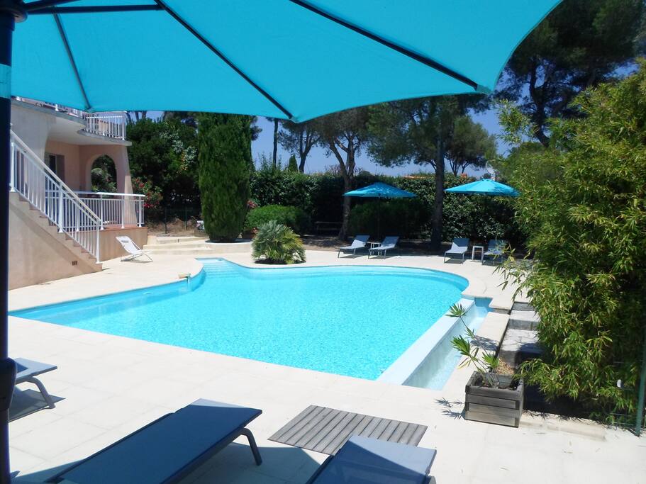 plage de transats, piscine a débordement