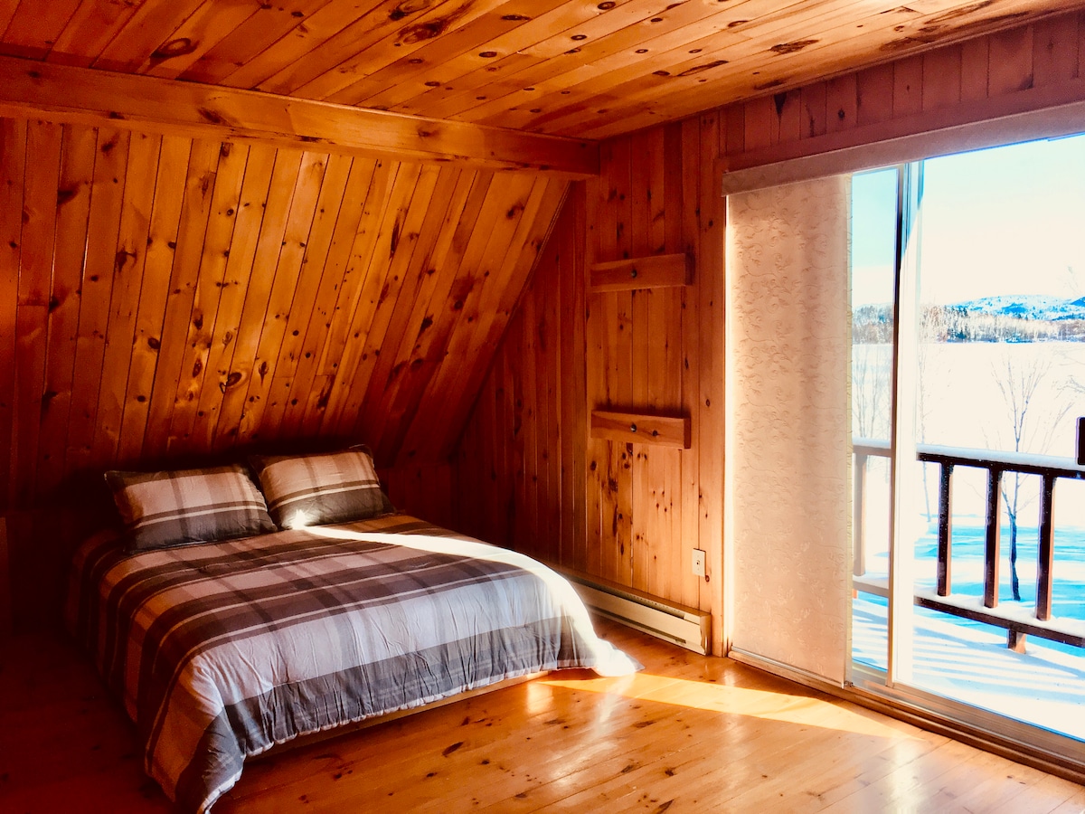 1号卧室（主卧室） -湖景阳台-标准双人床- 2楼/1号房（主卧） -湖景阳台-标准双人床-二楼