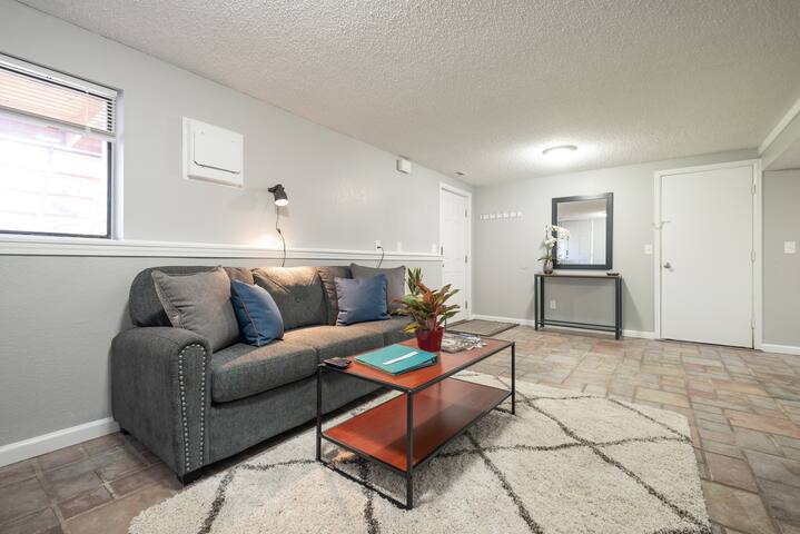 ★Amazing Location★ Views + Deck - Couple’s Getaway