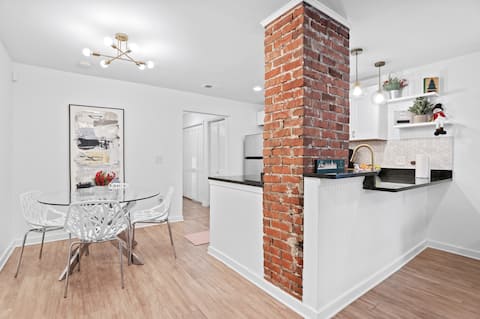 Successful Airbnb property: Luxe Modern 3BR| Sleeps 6| by Atlantic Station in Dixie Hills