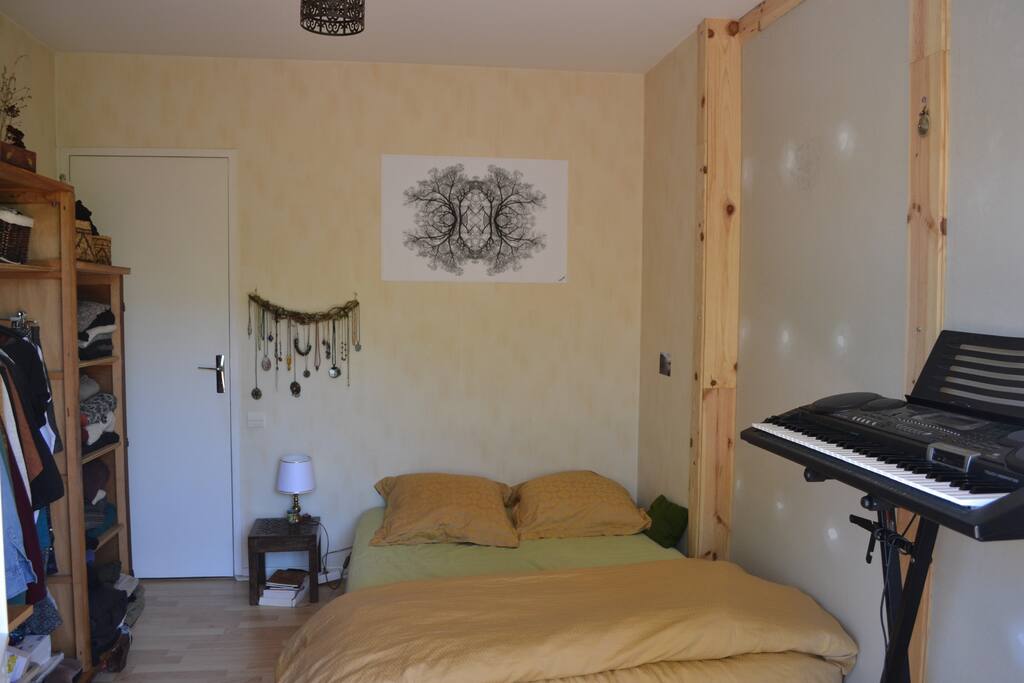 Chambre 1 - avec accès au grand balcon (les affaires seront débarrassées)