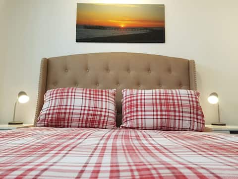 Seafront - quiet dble rm in luxury courtyard flat