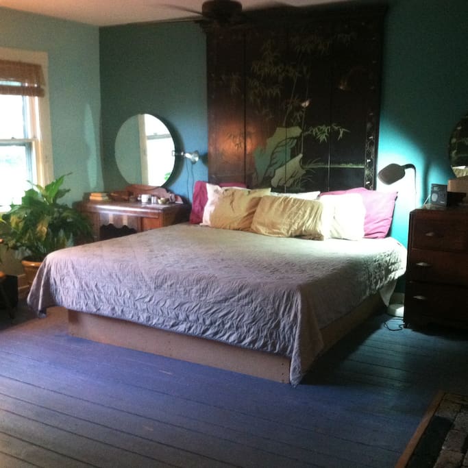 Master bedroom with Tempurpedic mattress