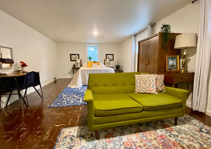 Najväčšia izba s posedením a televízorom.