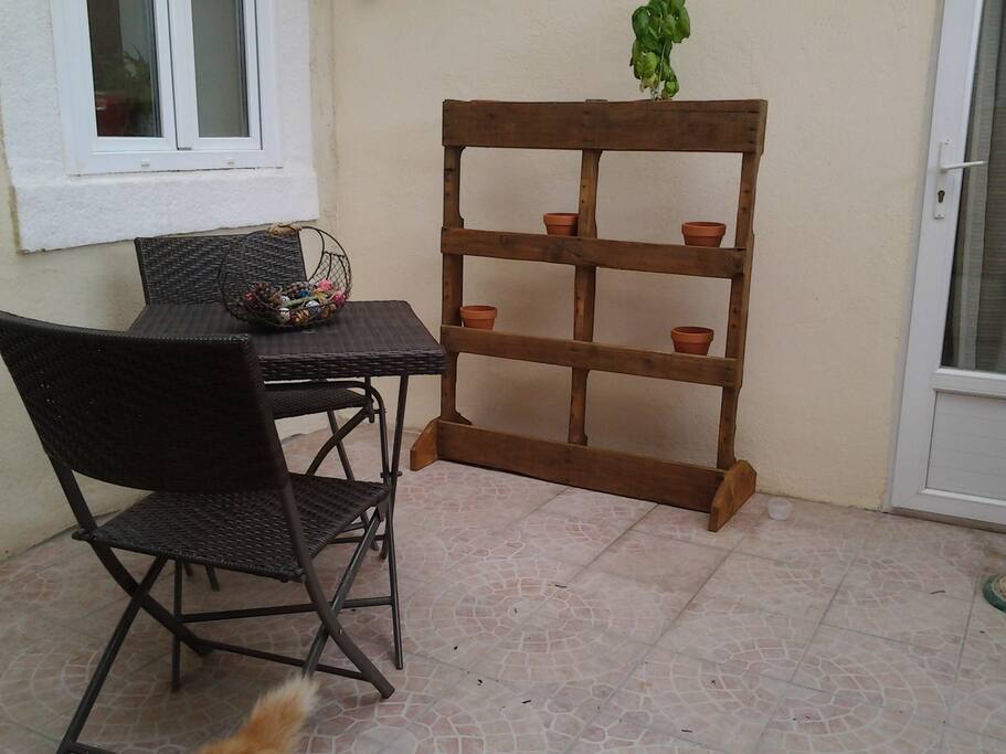 Cour avec barbecue