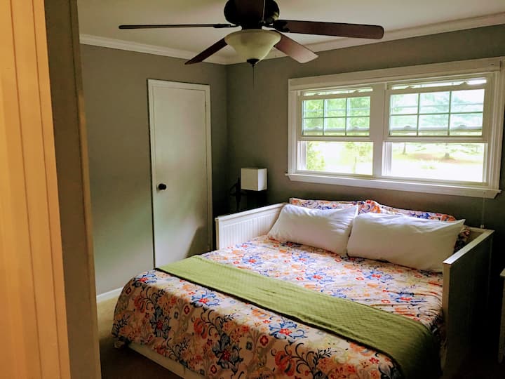 Საძინებელი #5: მდებარეობს ზემოთ ერთი (1) დიდი საწოლით