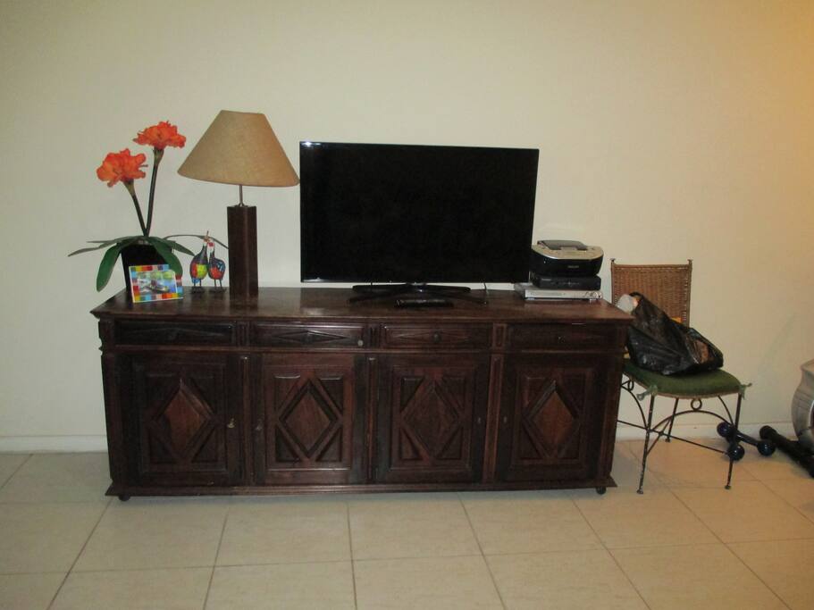Sala e televisor