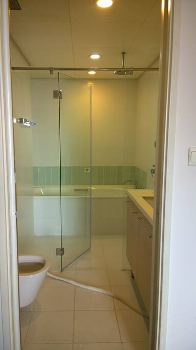attached bathrm/ standing and long bath