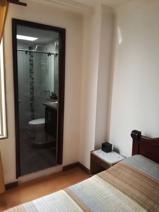 Acceso al baño,tiene un escalón