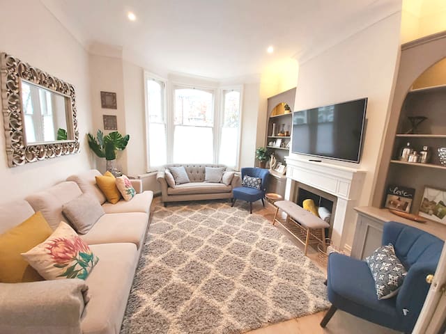 Luxury 5 Bed 4 Bath Garden House (3 desks)