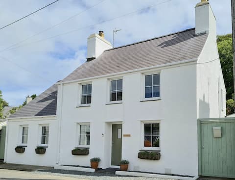 Detached 3 Bed Cottage in Village with Garden