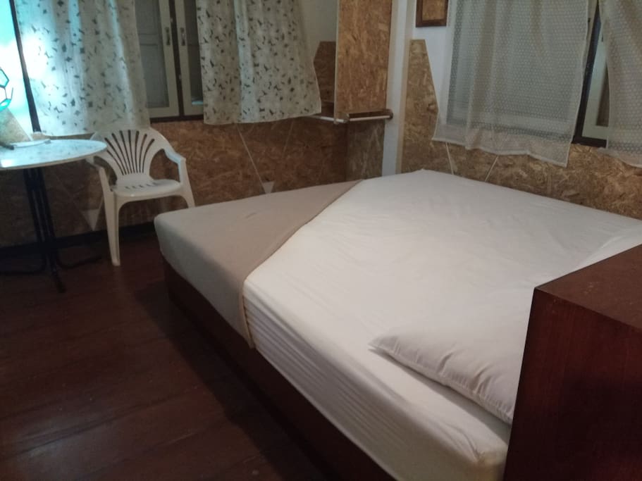 Queen-size bed room W/ air conditioner