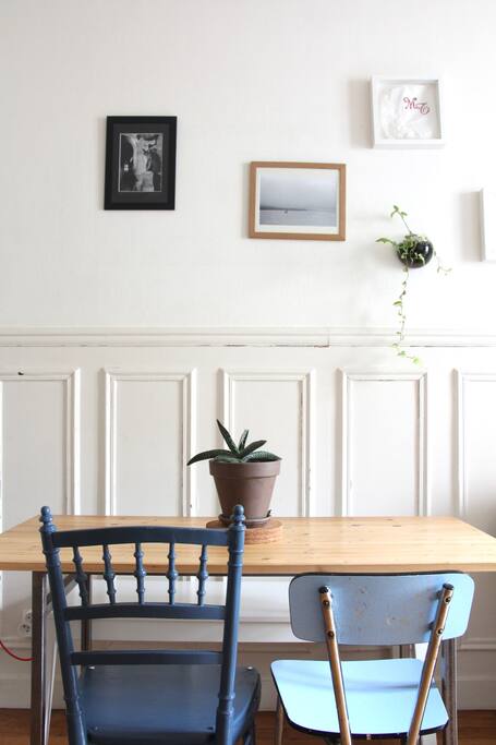 Table à manger et ses chaises chinées dans le salon