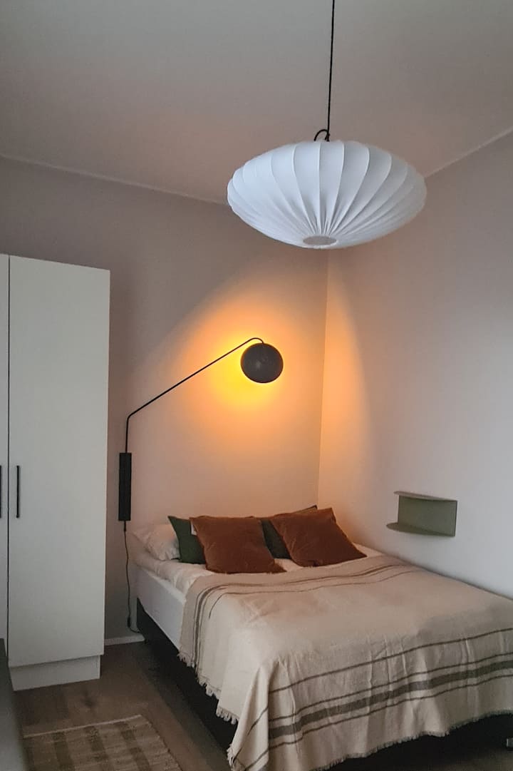 
Guest room.
Has a large window with darkening shades, a spacious wardrobe and a workspace.
The bed is 160x200 cm.