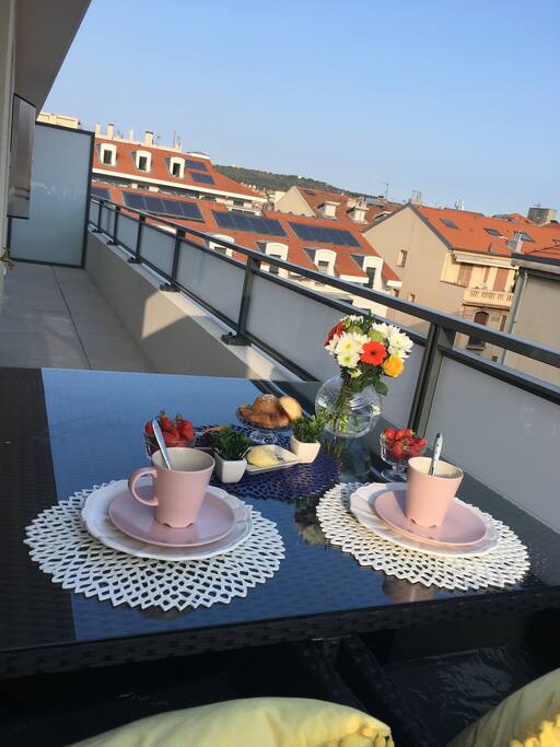 Petit déjeuner sur la terrasse