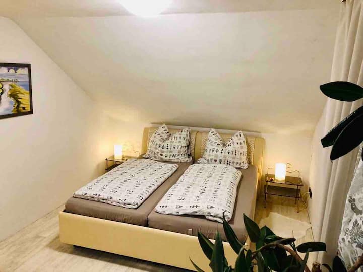 Erstes Schlafzimmer
Französisches RUF-Doppelbett 
(1,80 x 2,00 m)
