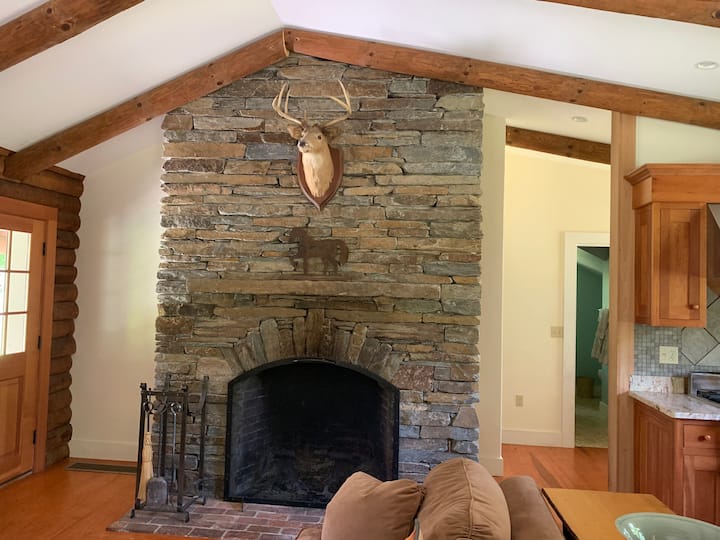 Cheminée prête pour les soirées fraîches, stock de bois pour vous.