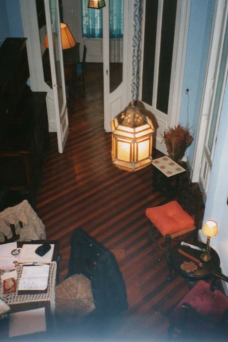 Old wood floor and high ceiling/ Parquet ancien et haut plafond/ Parquet antiguo de origen y pisos altos