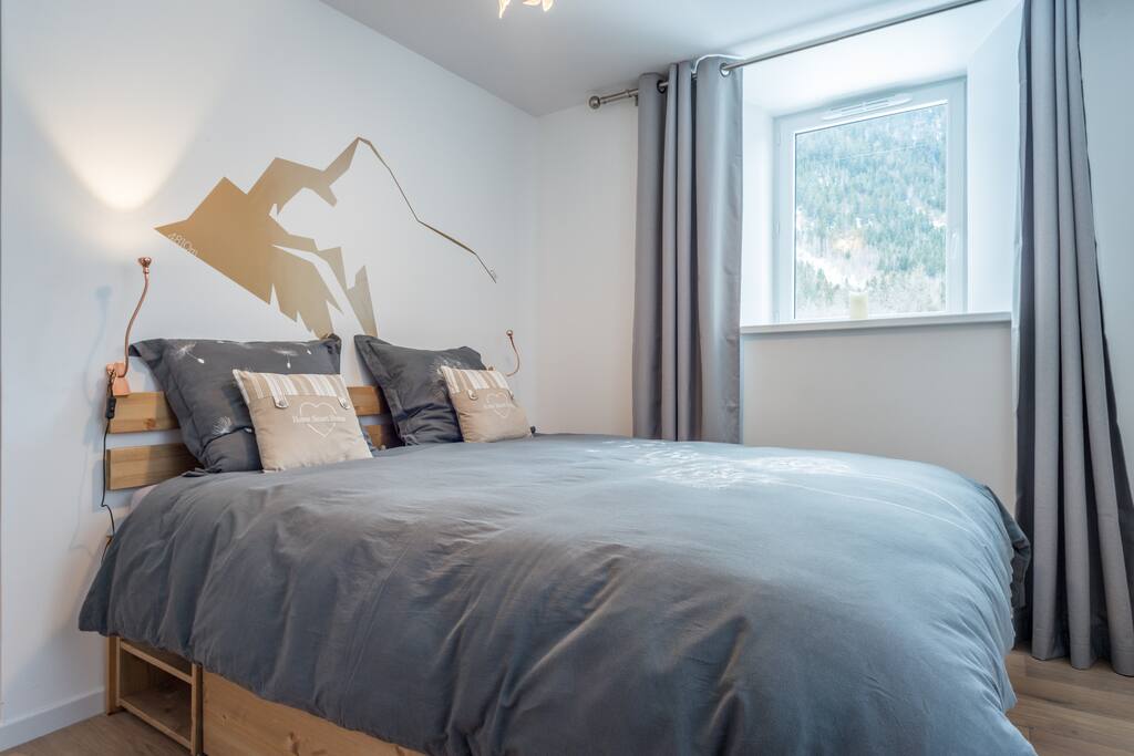 Chambre avec un lit double. Room with double bed.