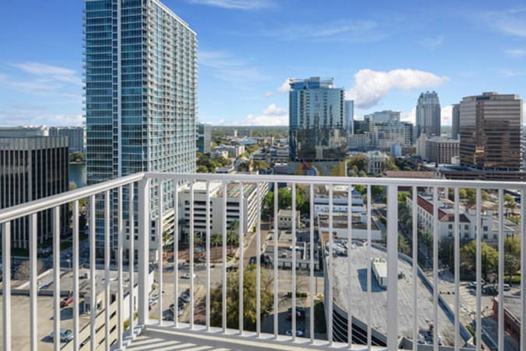 Private balcony with expansive view!
