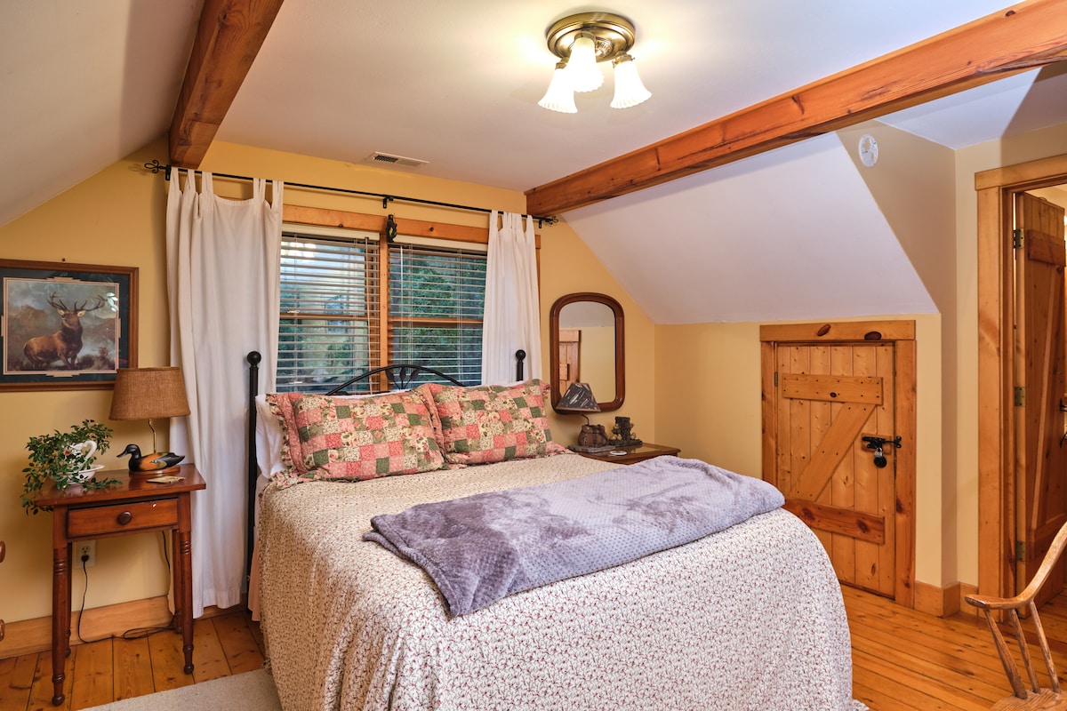 Брачна спална соба на горниот кат