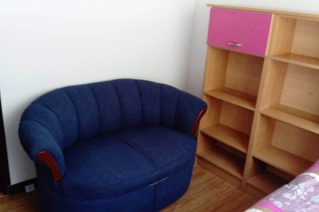 Habitacion 2 cama sencilla con cama auxiliar, sofa