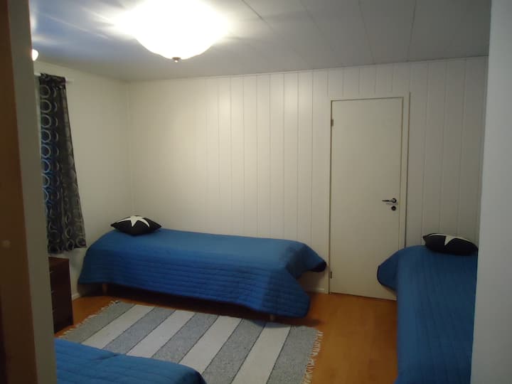 Dormitorio en la planta superior con tres camas separadas