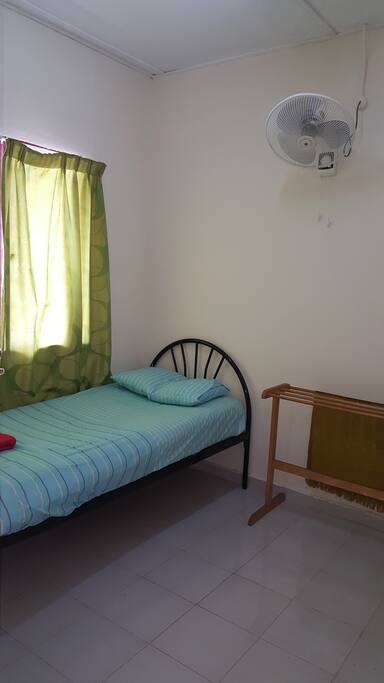 The single bed bedroom