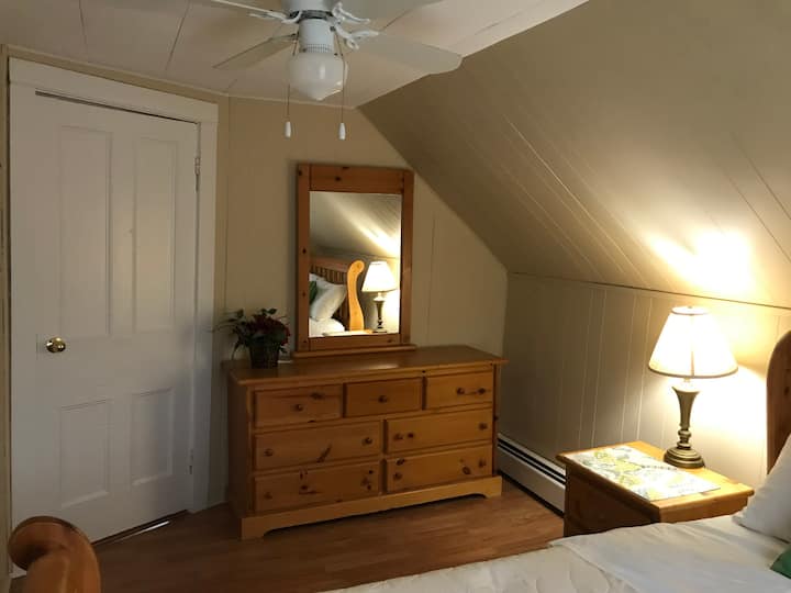 Komodinë/pasqyrë për dhomën e gjumit "queen"