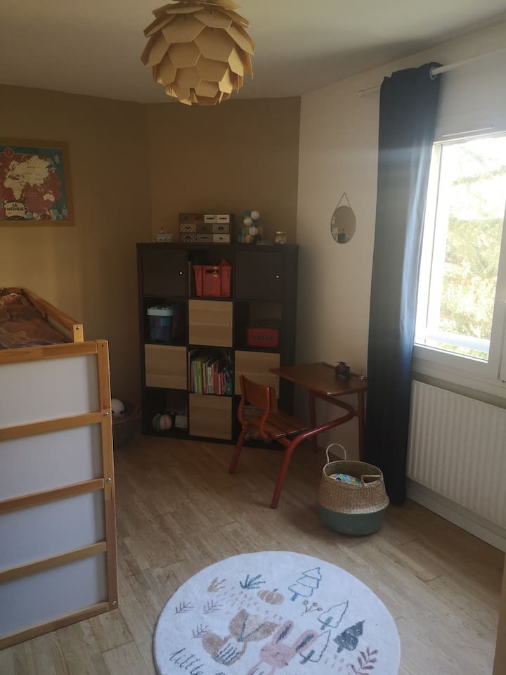 Velika soba s 1 uzdignutim krevetom (madrac: 200 x 90 cm) i krevetom za djecu ispod (madrac dužine 1m20) 