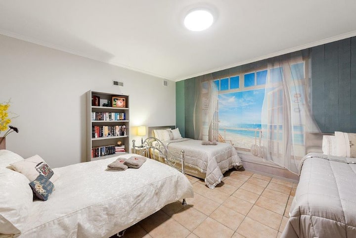 غرفة "إطلالة على البحر ". مزدوج واثنين منفردين بمقاس كينج.