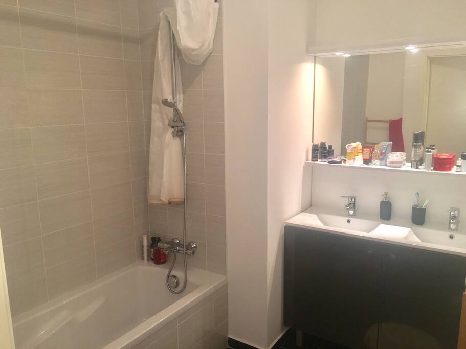 Salle de bain avec baignoire et 2 vasques.