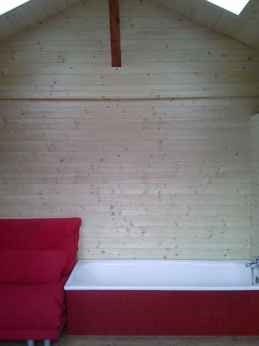 Badewanne. Wird mit einer vorhandenen gepolsterten Abdeckung zur zusätzlichen Sitz- und Liegefläche.