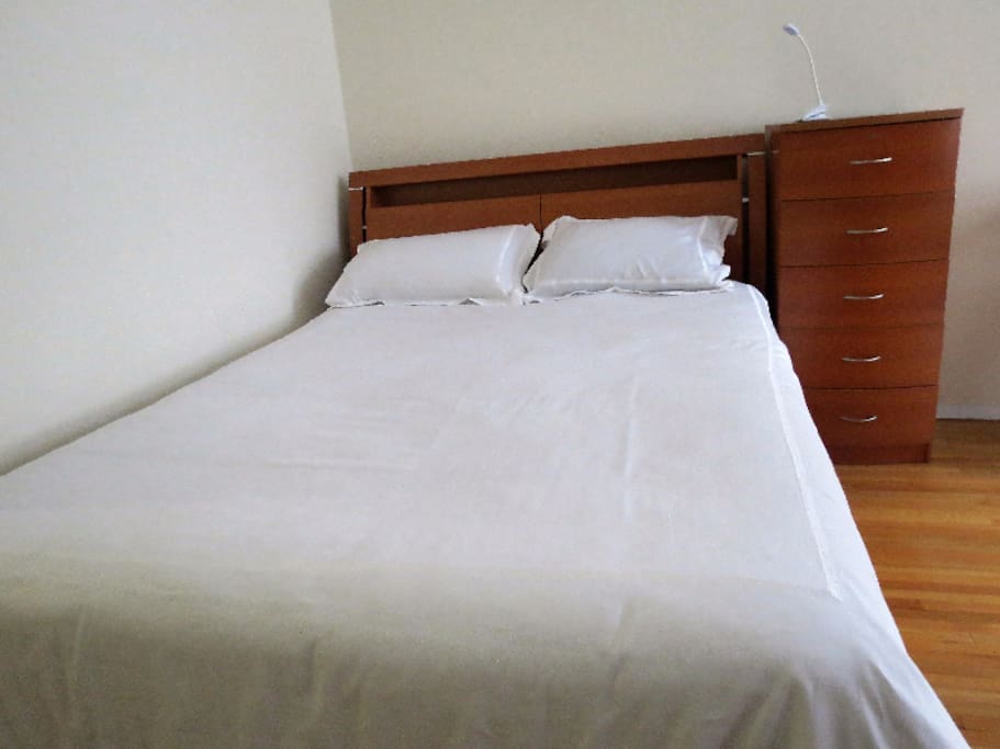 Queen Size Bed with High Quality Linen