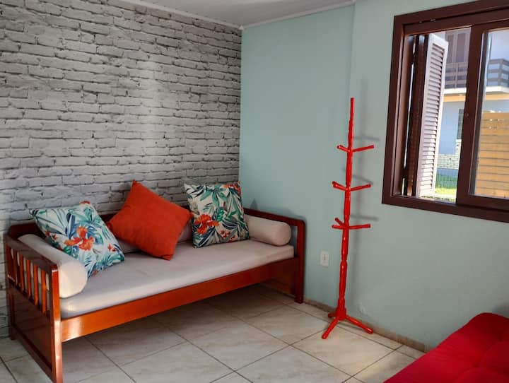 אזור הסלון 2:
מיטת יחיד 
Caboda, fan 
שמיכת פוך וכרית