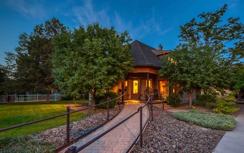 The Lovemore Grand Retreat~Hot Tub~Sleeps 7