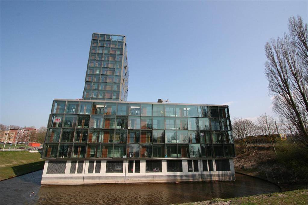 In very nice and quiet area in Amsterdam-east. Very comfortable apartment. About 45 m2/500 sq ft. 20 min (tram) to historic center.