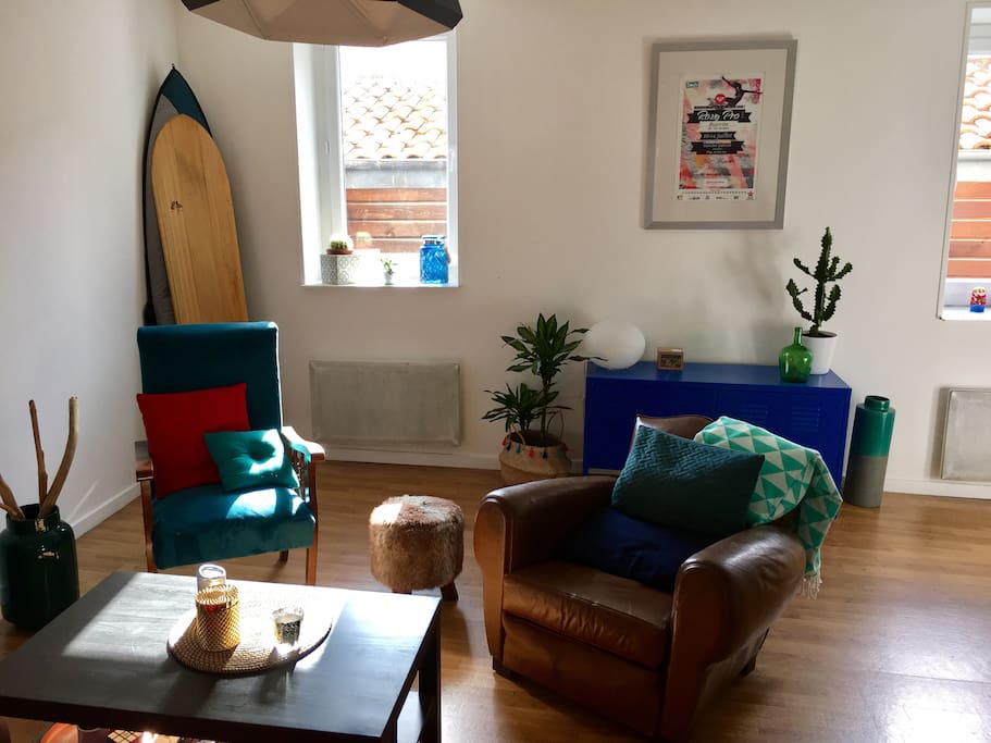 Salon donnant sur une cour